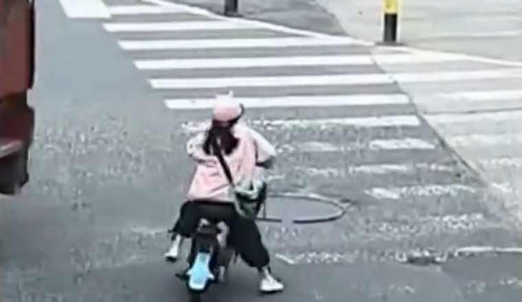 Astonishing Escape: Brave Young Woman's Miraculous Survival after Terrifying Truck Encounter!