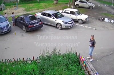 Chaos Unleashed: Brave Girl Faces Fierce Dog Attack!