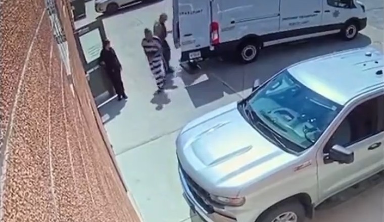 Incredible Escape: Prisoner Outwits Police and Breaks Free from Moving Car!