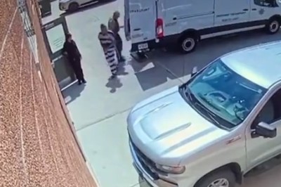 Incredible Escape: Prisoner Outwits Police and Breaks Free from Moving Car!