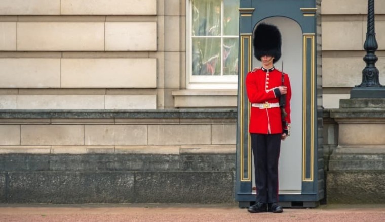 Wealthy Man Mocks King's Guard - The Unexpected Turn of Events!